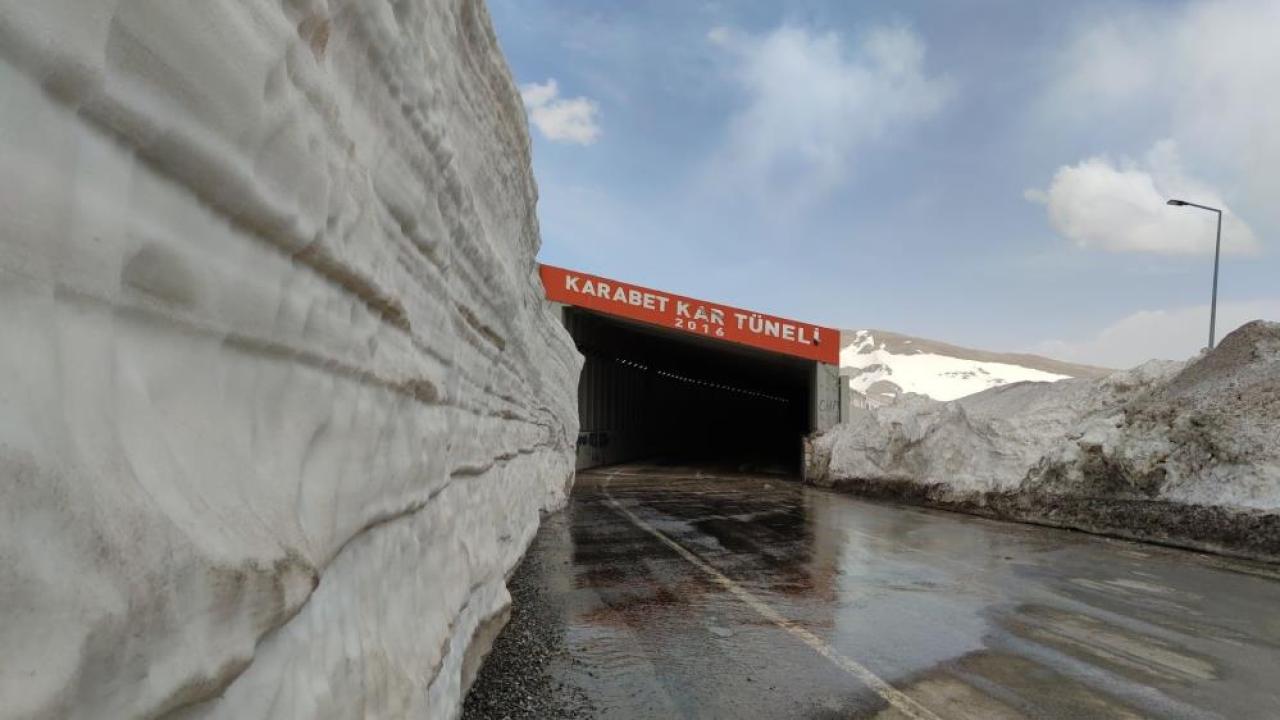 3000 rakımlı geçitte dev kar kütleleri oluştu