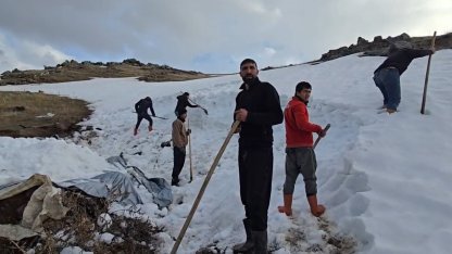 Kar depolayarak hayvanlarını suluyorlar