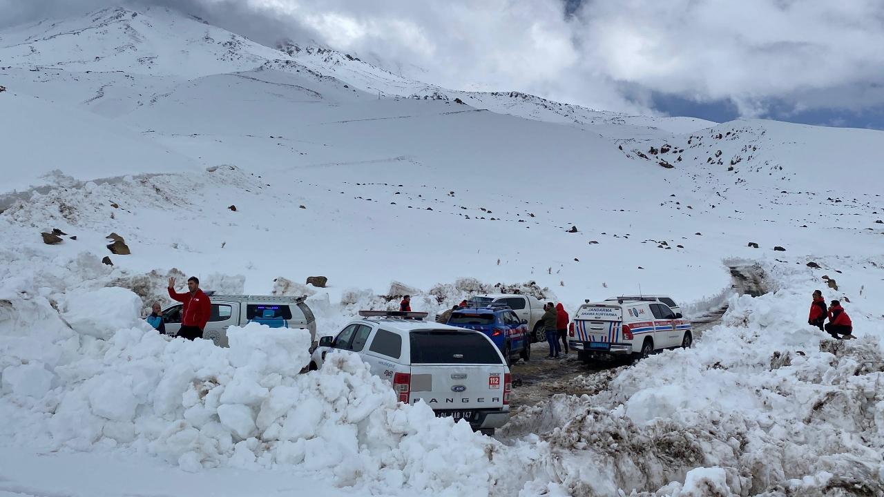 Ağrı Dağı’nda kayıp dağcı için arama kurtarma seferberliği