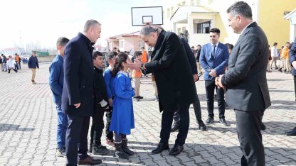 Ağrı Valisi Bozkurt, okullarda incelemelerde bulundu