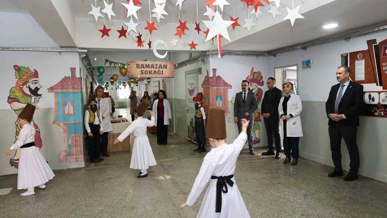 Ağrı Valisi Bozkurt, Ramazan etkinliklerinde öğrencilerle bir araya geldi