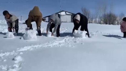 Çocuklar karda doyasıya eğlendi