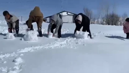 Ağrı’da kar yağdı, çocuklar doyasıya eğlendi