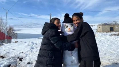 Patnos’ta çocuklar karla eğlendi