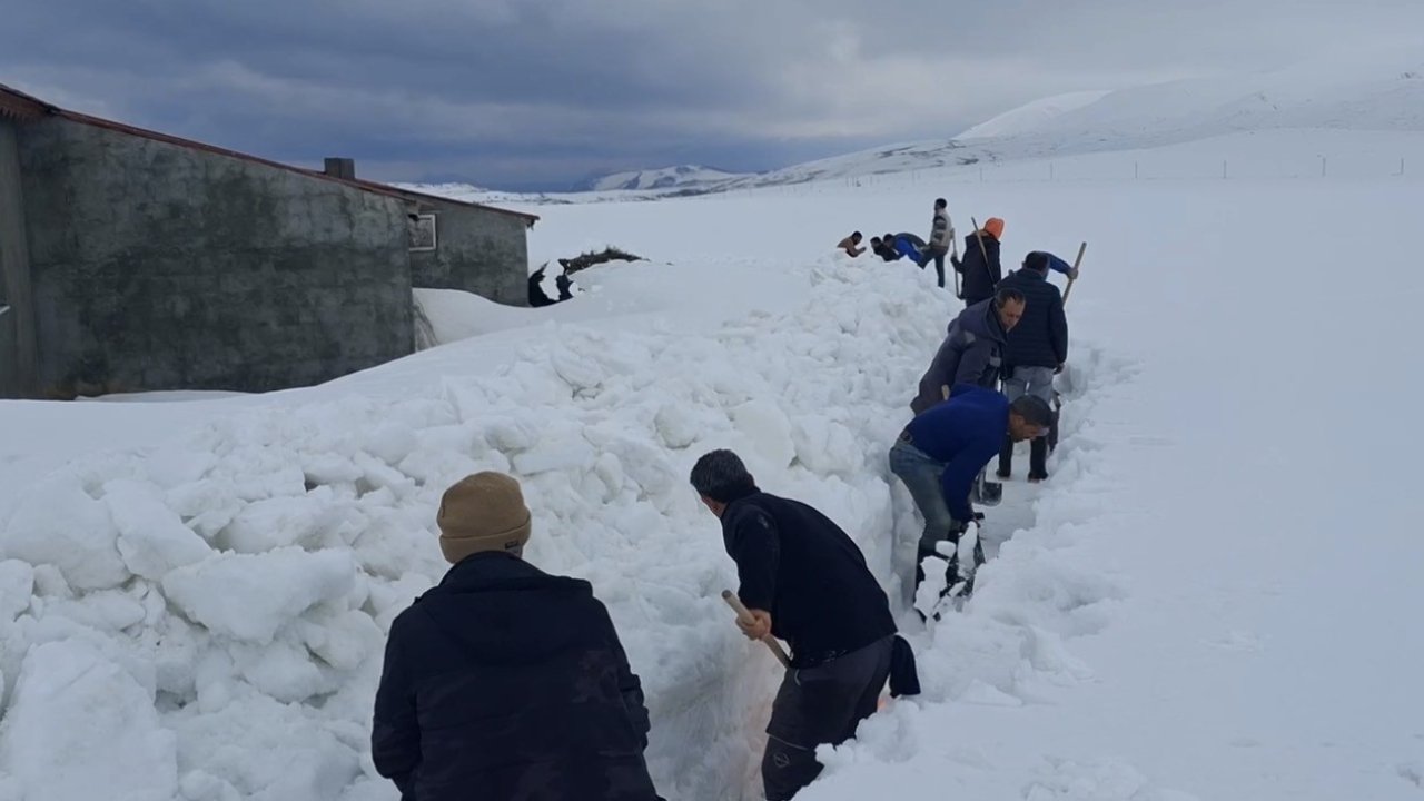 Ağrı’da köylüler sel riskine karşı karı kürekle yararak su yolu açtı