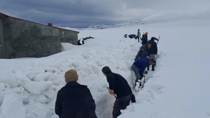 Ağrı’da köylüler sel riskine karşı karı kürekle yararak su yolu açtı
