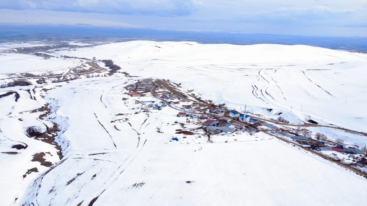Akyaka'nın yüksek kesimleri beyaza büründü