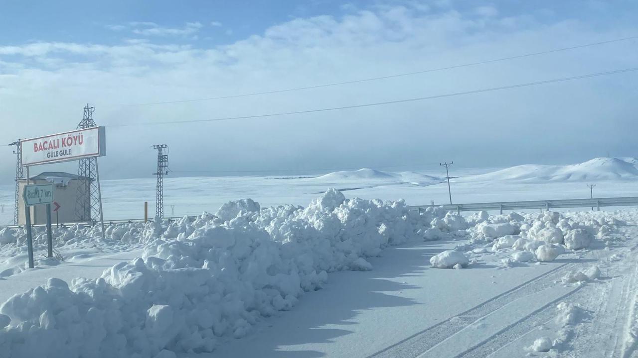 Ana yol açılıyor köy girişleri kar altında kalıyor!