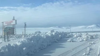 Ana yol açılıyor köy girişleri kar altında kalıyor!