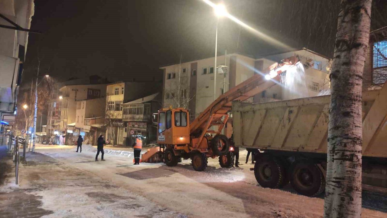 Ardahan Belediyesi karla mücadelesini sürdürüyor