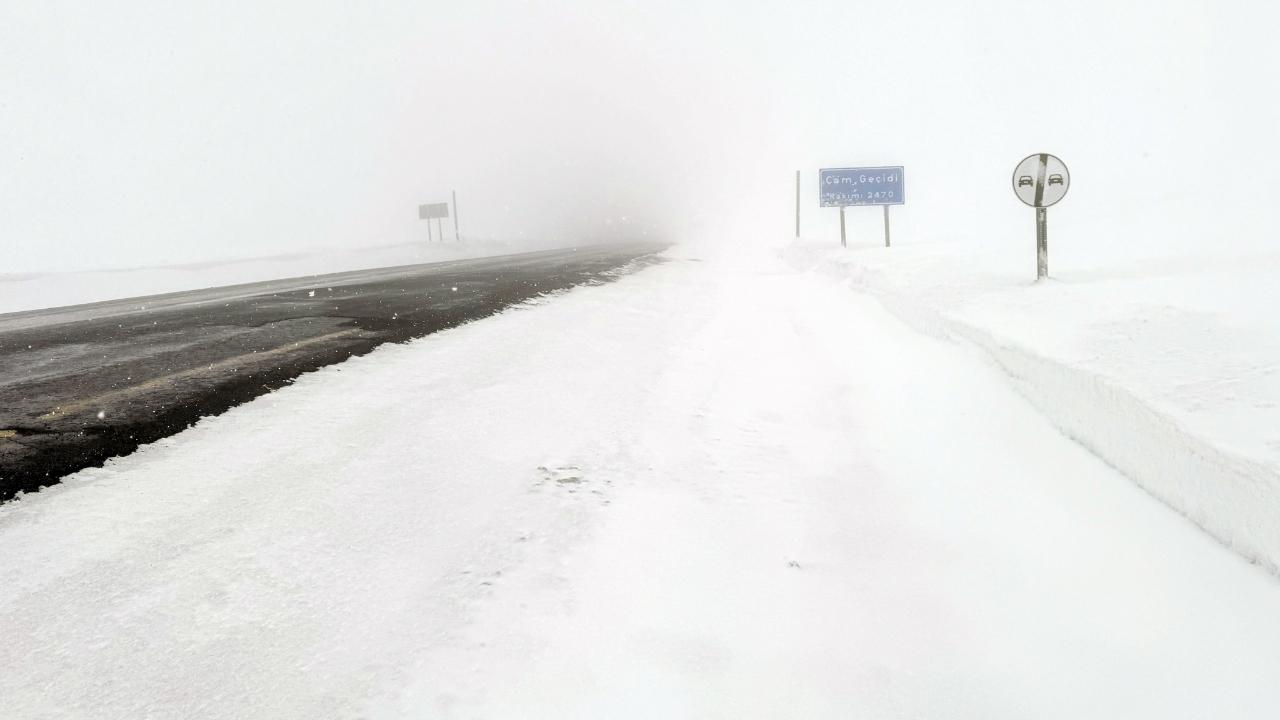 Ardahan-Şavşat kara yolu tır trafiğine kapatıldı