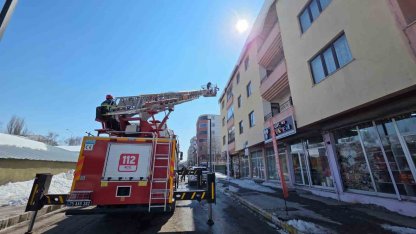 Ardahan’da çatılarda tehlike oluşturan buz sarkıtları temizleniyor