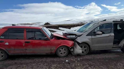 Ardahan’da iki otomobil kafa kafaya çarpıştı: 2 yaralı