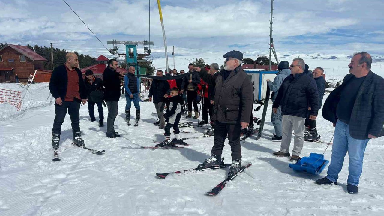 Ardahan’da İl Genel Meclisi üyelerinin kayak keyfi
