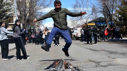 Nevruz ateşi Ardahan’da yandı, halaylar kuruldu