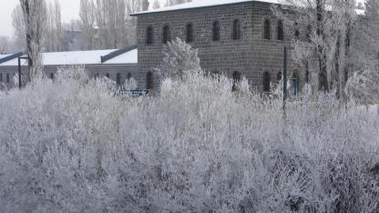 Göle'de dondurucu soğuklar etkili oluyor