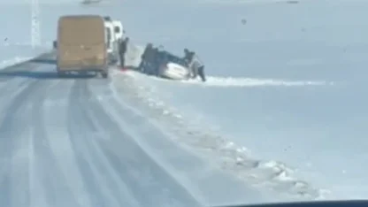 Arpaçay’da yoldan çıkan aracı köylüler el birliğiyle kurtardı