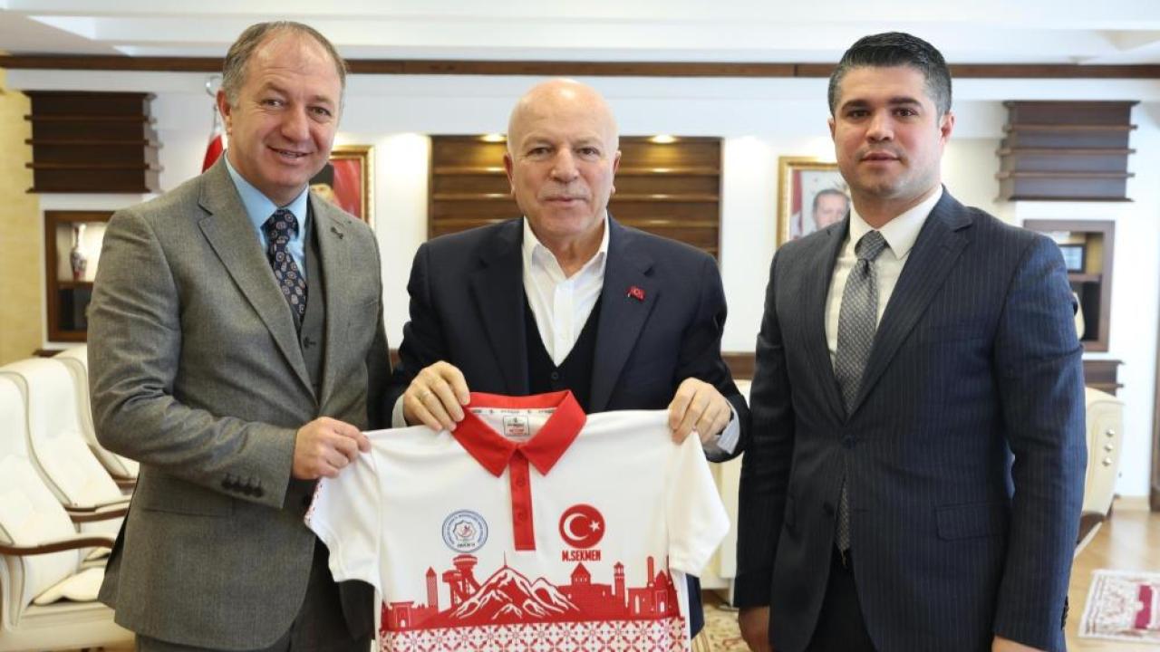 Başkan Sekmen’e Erzurum temalı forma