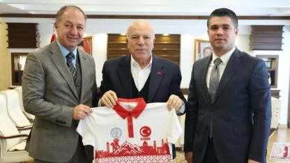 Başkan Sekmen’e Erzurum temalı forma