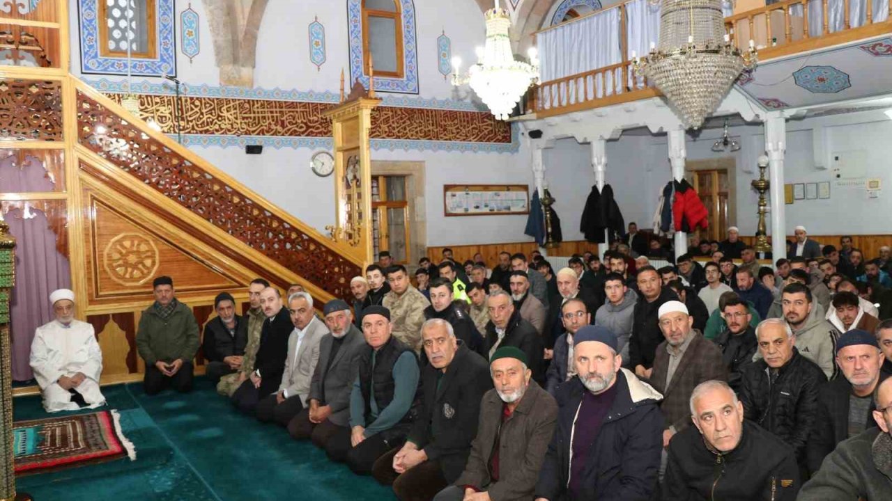 Bayram namazında camiler doldu taştı