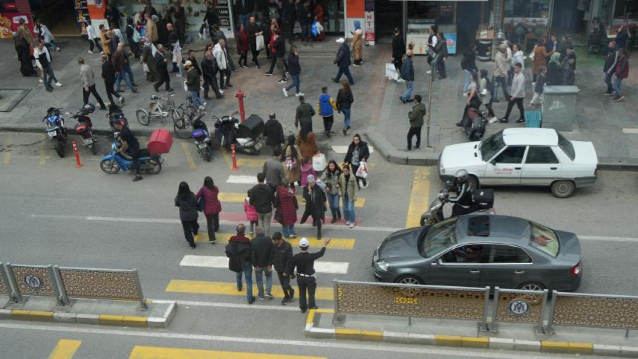 Bayram telaşı çarşı ve pazarlara taştı