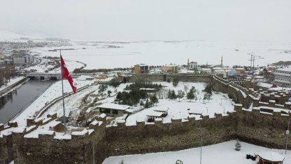 Beyaza bürünen Ardahan Kalesi havadan görüntülendi