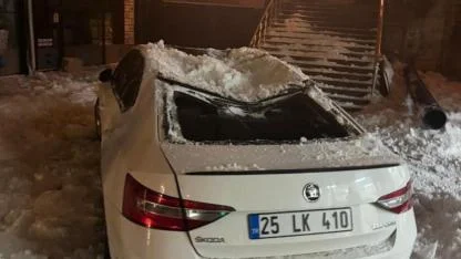 Çatıdan düşen kar kütlesi otomobilde hasara yol açtı