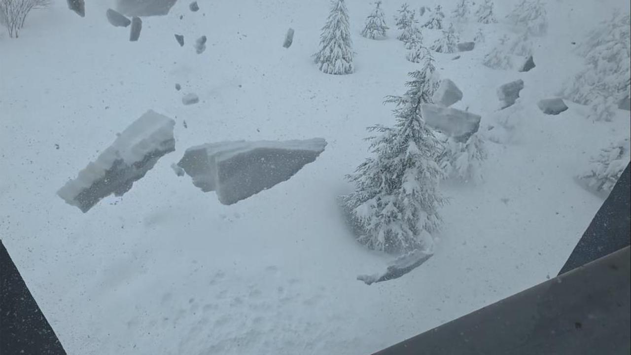 Çatılarda biriken kar kütleleri ve buzlar tehlike saçıyor