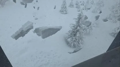 Çatılarda biriken kar kütleleri ve buzlar tehlike saçıyor