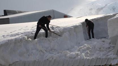 Çatılarda kar temizliği seferberliği