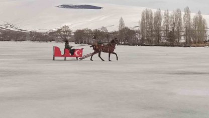 Çıldır Gölü’nde atlı kızaklar son tura çıktı