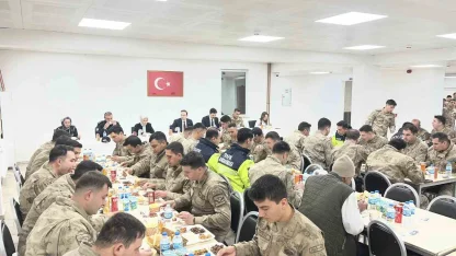 Digor Kaymakamı Ahmed Tayyib Kahraman, jandarma personeliyle iftarda buluştu
