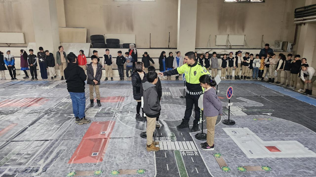 Digor’da öğrencilere uygulamalı trafik eğitimi