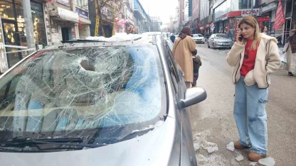 Erzurum’da çatıdan düşen kar ve buz kütleleri tehlike saçıyor
