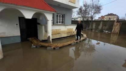 Evine girmek için tahta köprü yaptı