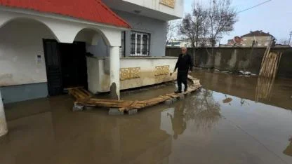 Evine girmek için tahta köprü yaptı