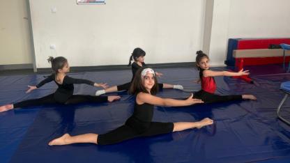 Genç sporcular Sarıkamış’ta cimnastik ile güçleniyor