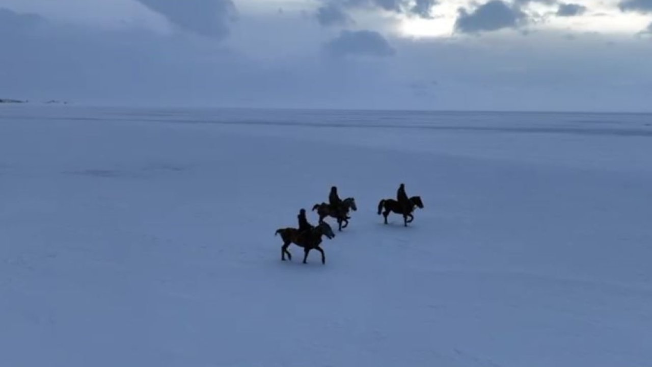 Gençler atları buz tutan Çıldır Göl’ü üzerinde dörtnala koştu