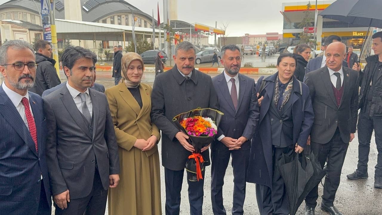 İçişleri Bakanı Çiftçi, AK Parti Ağrı İl Başkanlığını ziyaret etti