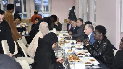 İftar sofrasında eğitim ve sohbet bir arada