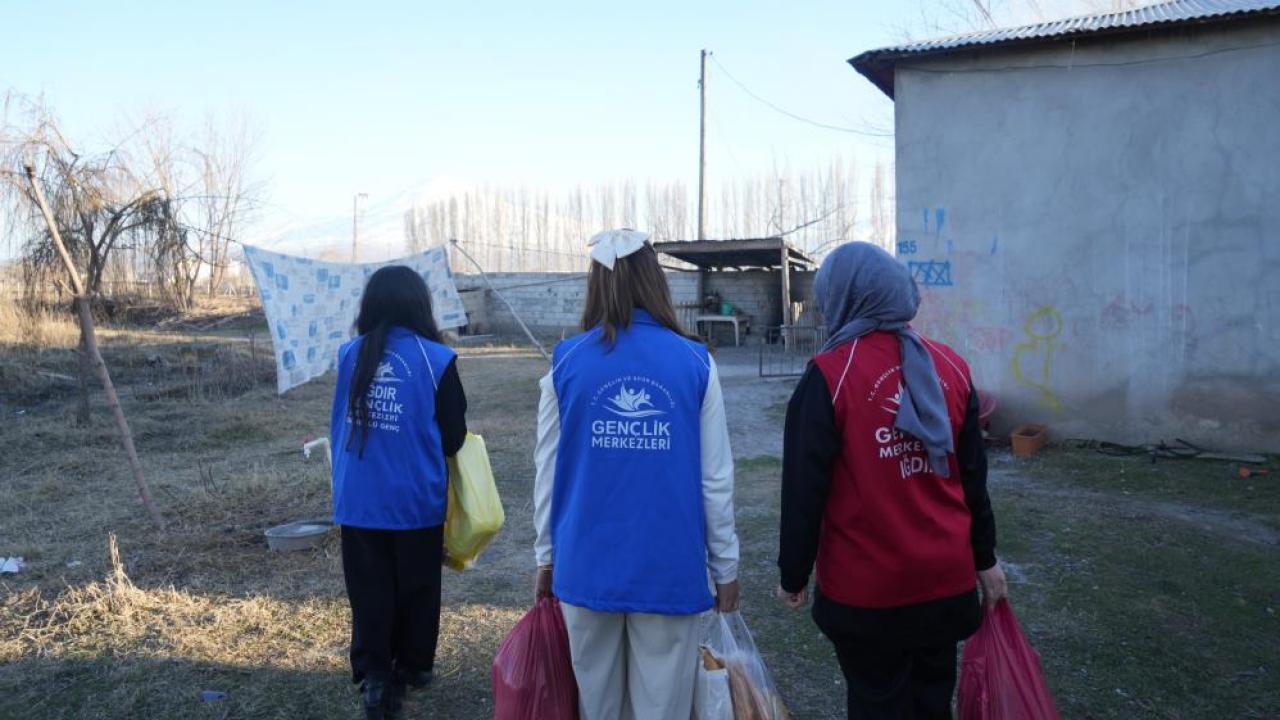 Iğdır’da gönüllüler Ramazan’da yetim ailelerle gönül sofrası kuruyor