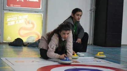 Iğdır Gençlik Merkezi’nde floor curling heyecanı