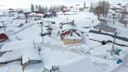 İlkbaharda ev ve ahırlar karla kaplandı