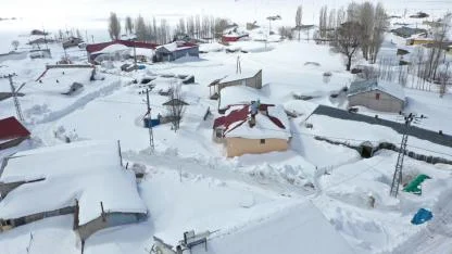 İlkbaharda ev ve ahırlar karla kaplandı