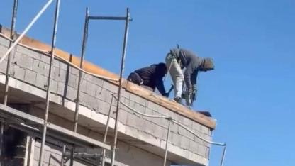 İşçilerin çatıda tehlikeli çalışması yürekleri ağza getirdi