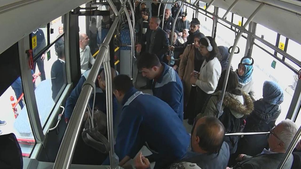 Kalp krizi geçiren yolcuya şoförden müdahale