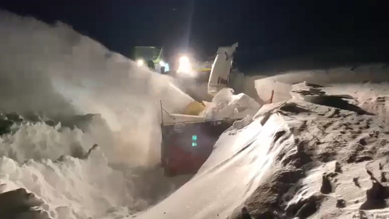 Arpaçay’da karla mücadele çalışması