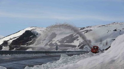 Kar ve tipi nedeniyle 4 aydır ulaşıma kapanan yol açılıyor