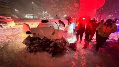 Kar yağışı kazayı beraberinde getirdi 7 kişi yaralandı
