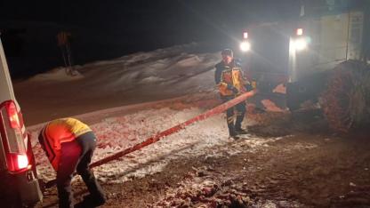 Kara saplanan ambulans kurtarıldı yaralı kadına ulaşıldı